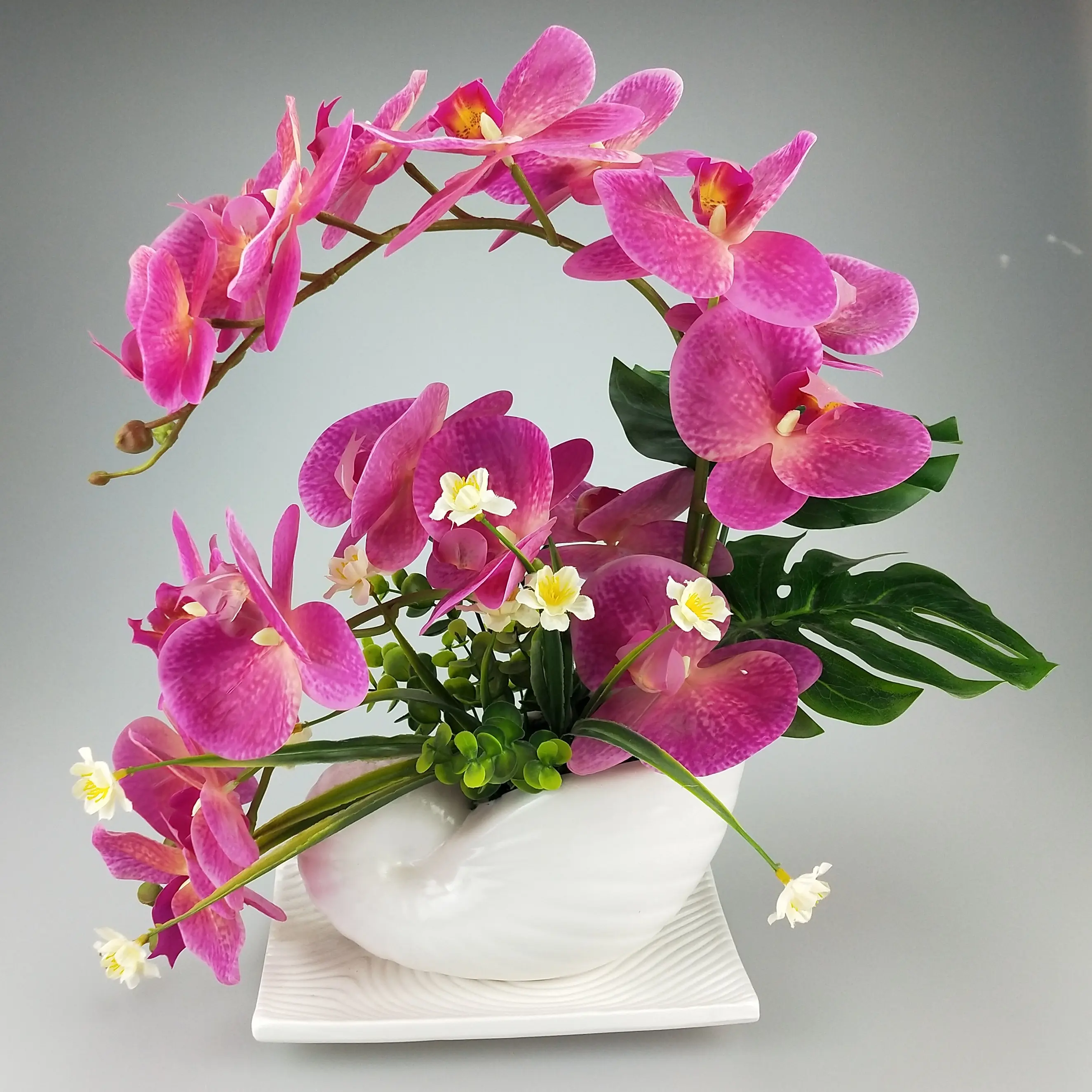 Vaso de cerâmica artificial do arranjo da flor