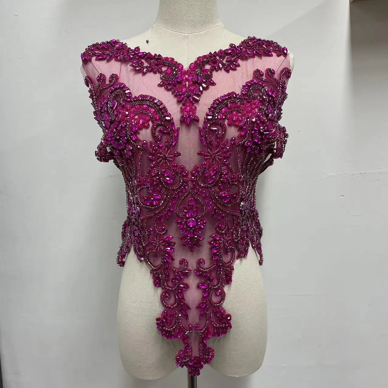 Elegante tessuto a rete per cucire Bling in pietra di cristallo fucsia corpetto anteriore rosa Applique abito in strass oro