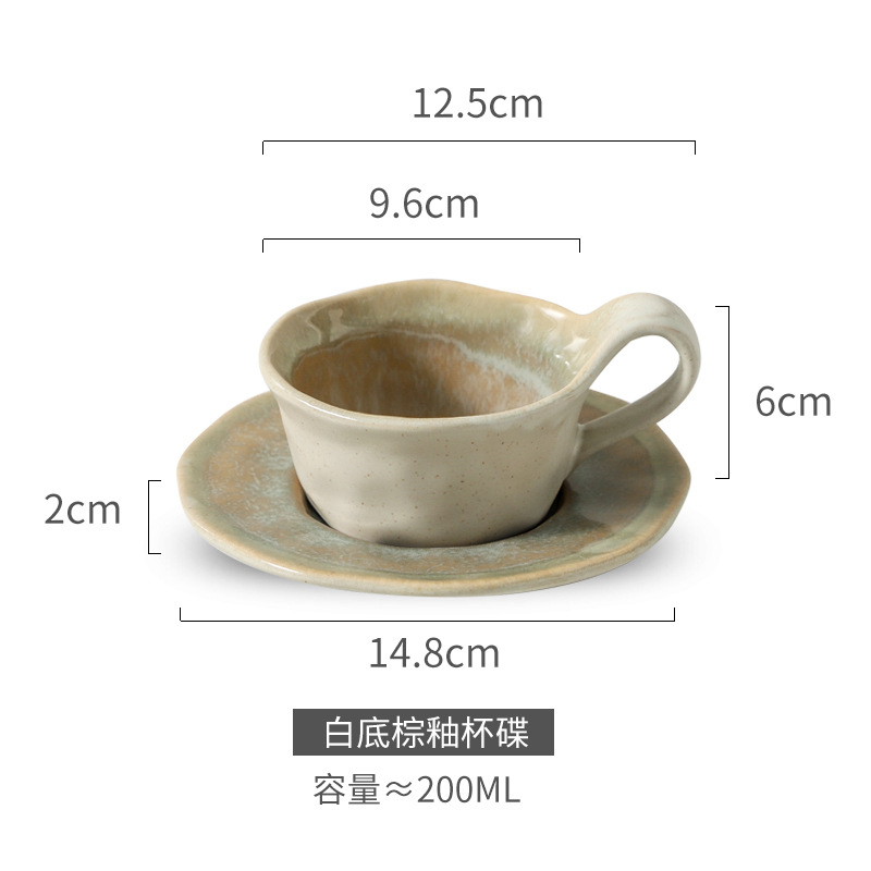 Taza y plato con esmalte marrón sobre fondo blanco - 200