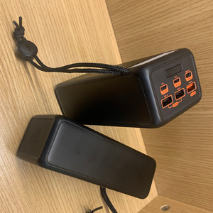 50000毫安时高容量移动电源，最大容量22.5w 3.0快速充电便携式USB C电池组，带4个输出和3个输入和LCD D