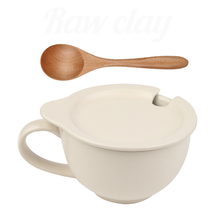 Tasse blanche avec cuillère et couvercle