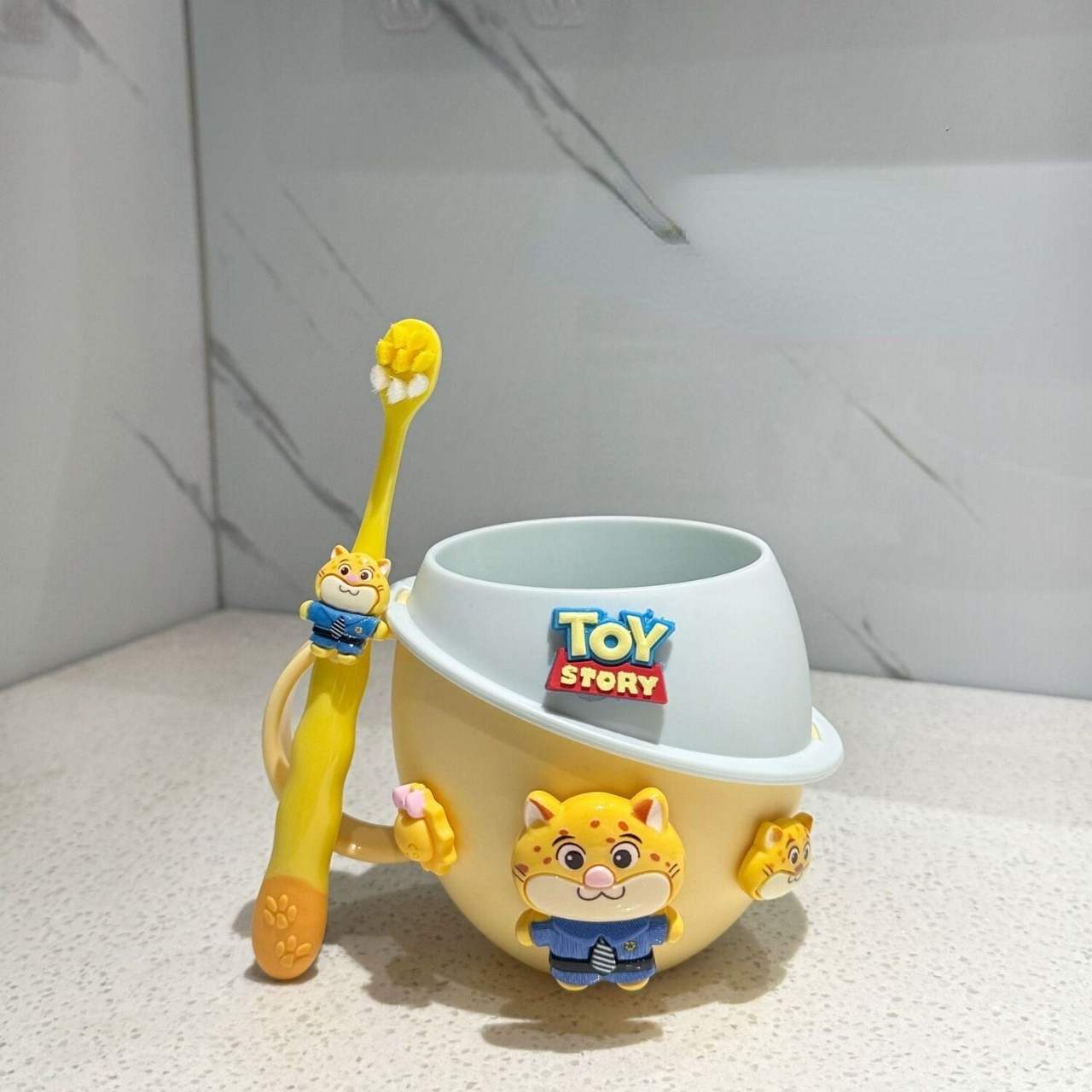 Yellow cup tiger + toothbrush