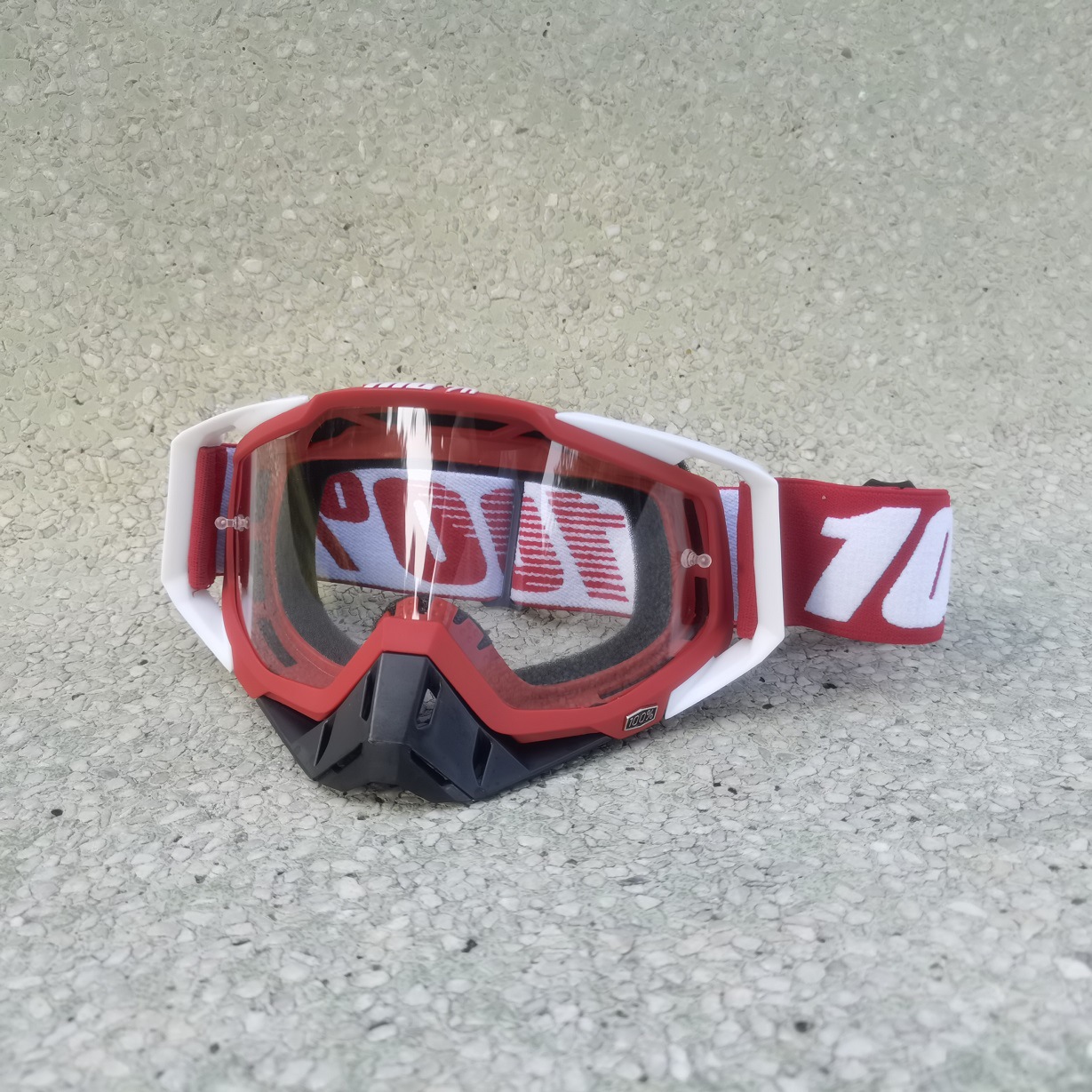 Feuille transparente nez rouge blanc noir