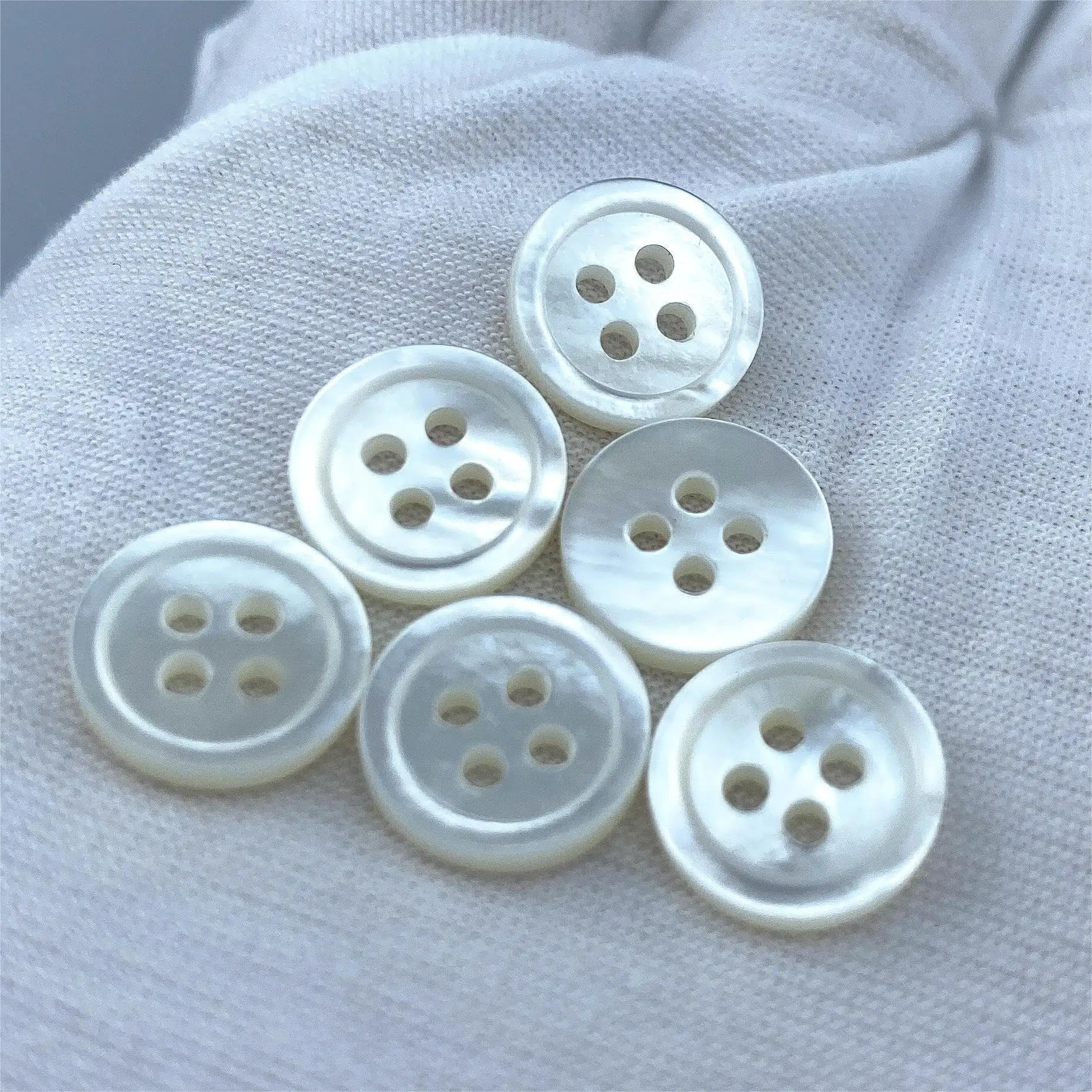 Botão de borracha personalizado, preço de fábrica, 2mm, cor natural, estilos de concha, botão branco, mãe de pérola para vestir, camisa