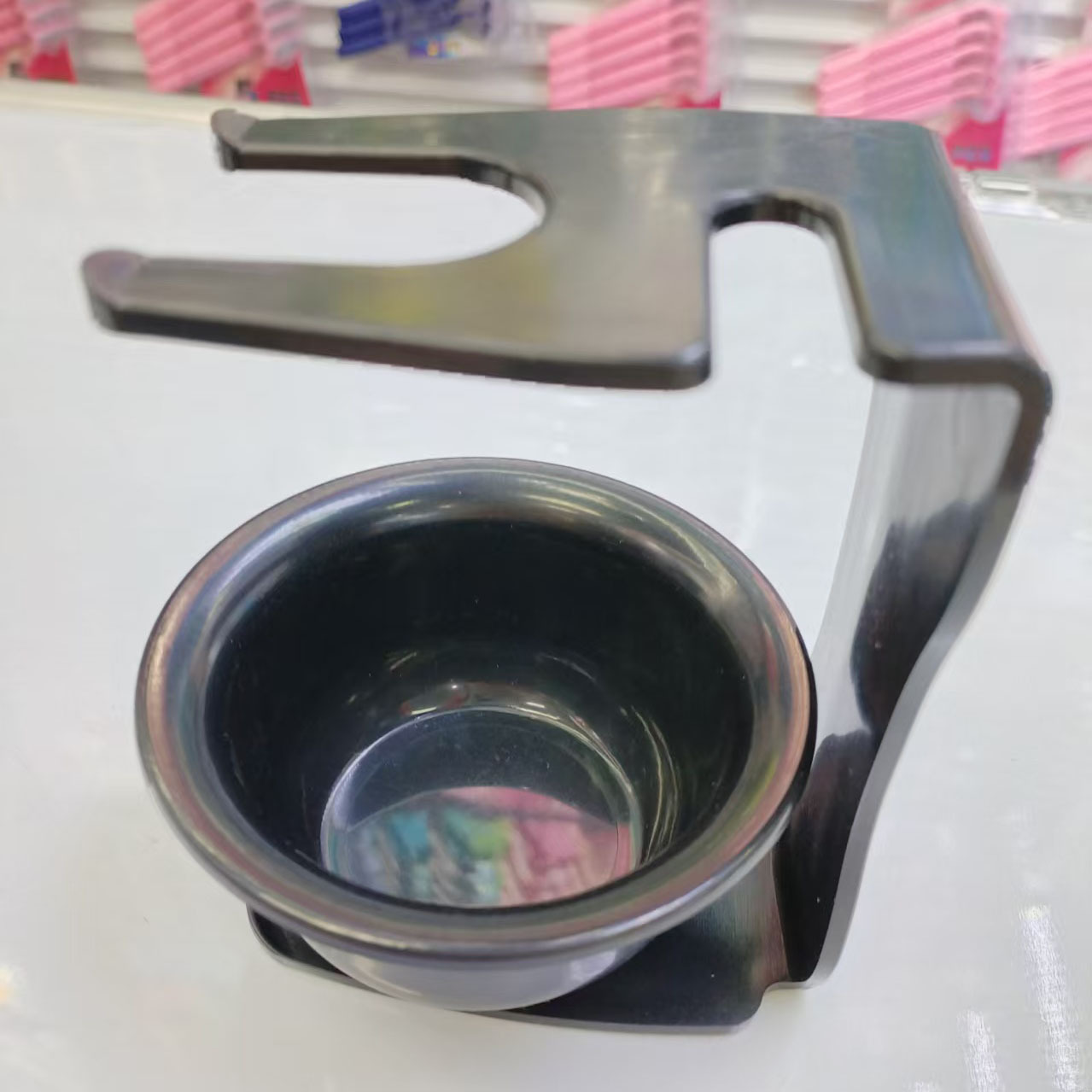 Ciotole nere con supporti in plastica