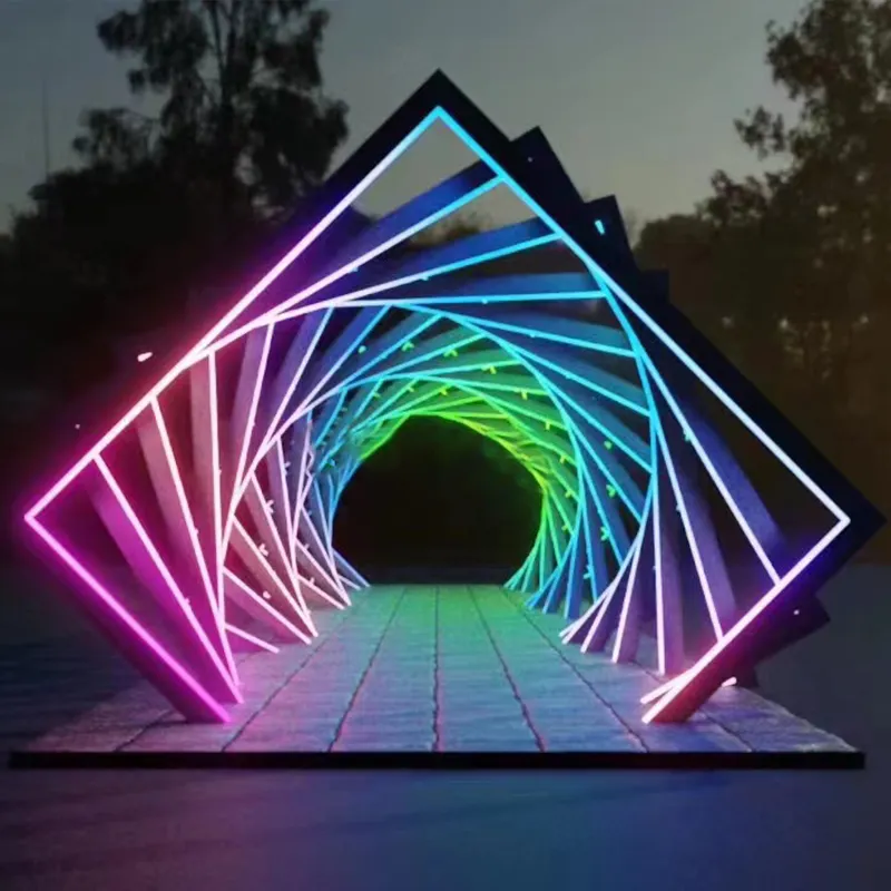 Túnel iluminado ao ar livre, túnel do natal, luzes de metal geométricas, formato de arco, porta, túnel, guia de estrada para evento