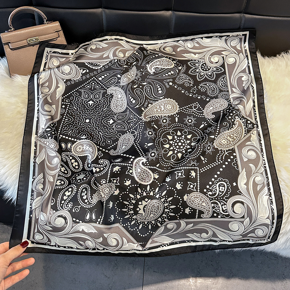 Noir Gris Paisley