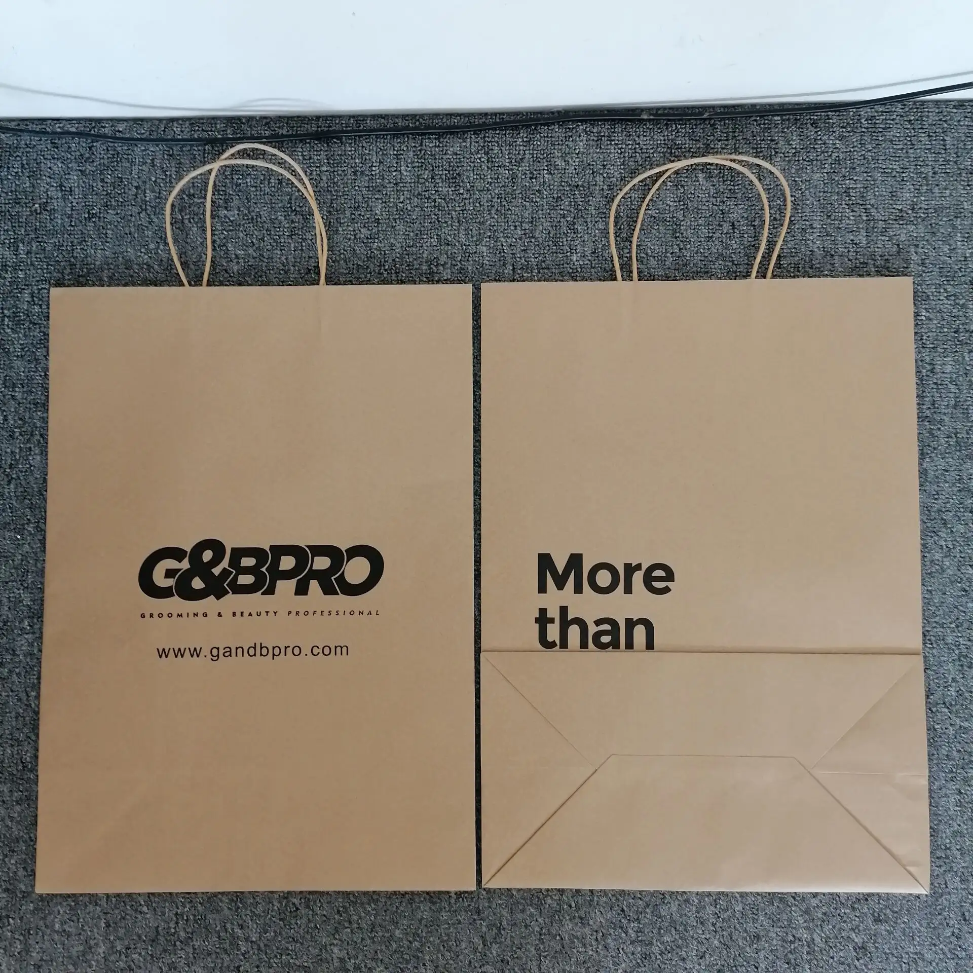 Sacchetto di carta kraft di vendita calda con il tuo Logo sacchetti della spesa di carta stampati personalizzati con logo con manico