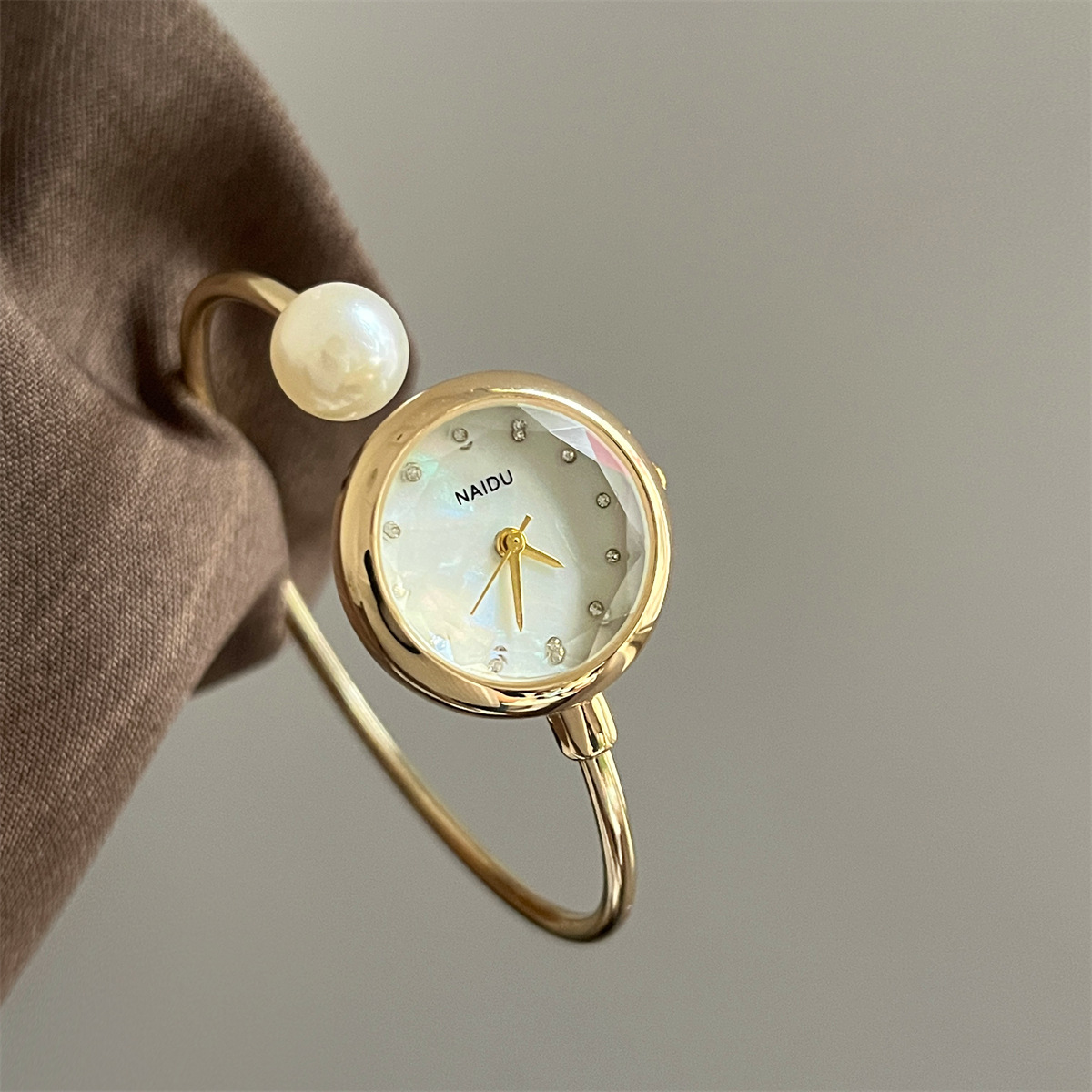 Gold-white