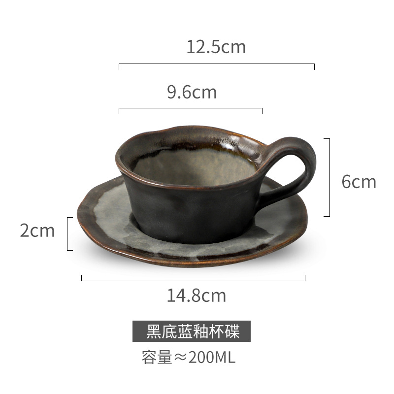 Taza y plato con esmalte azul sobre fondo negro - 200