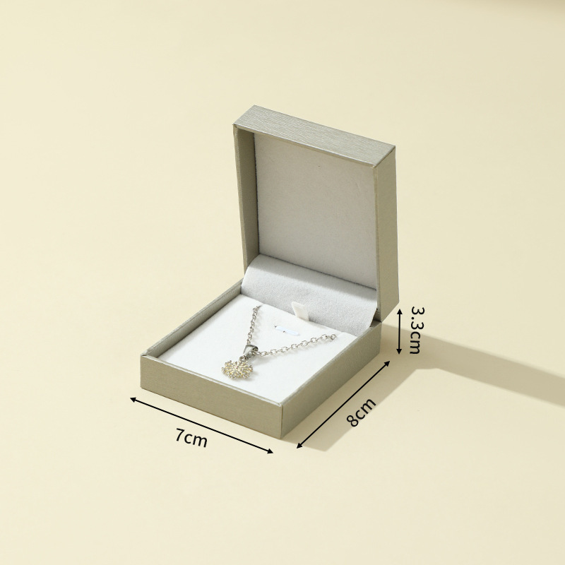 Silver inner-white pendant box-tree