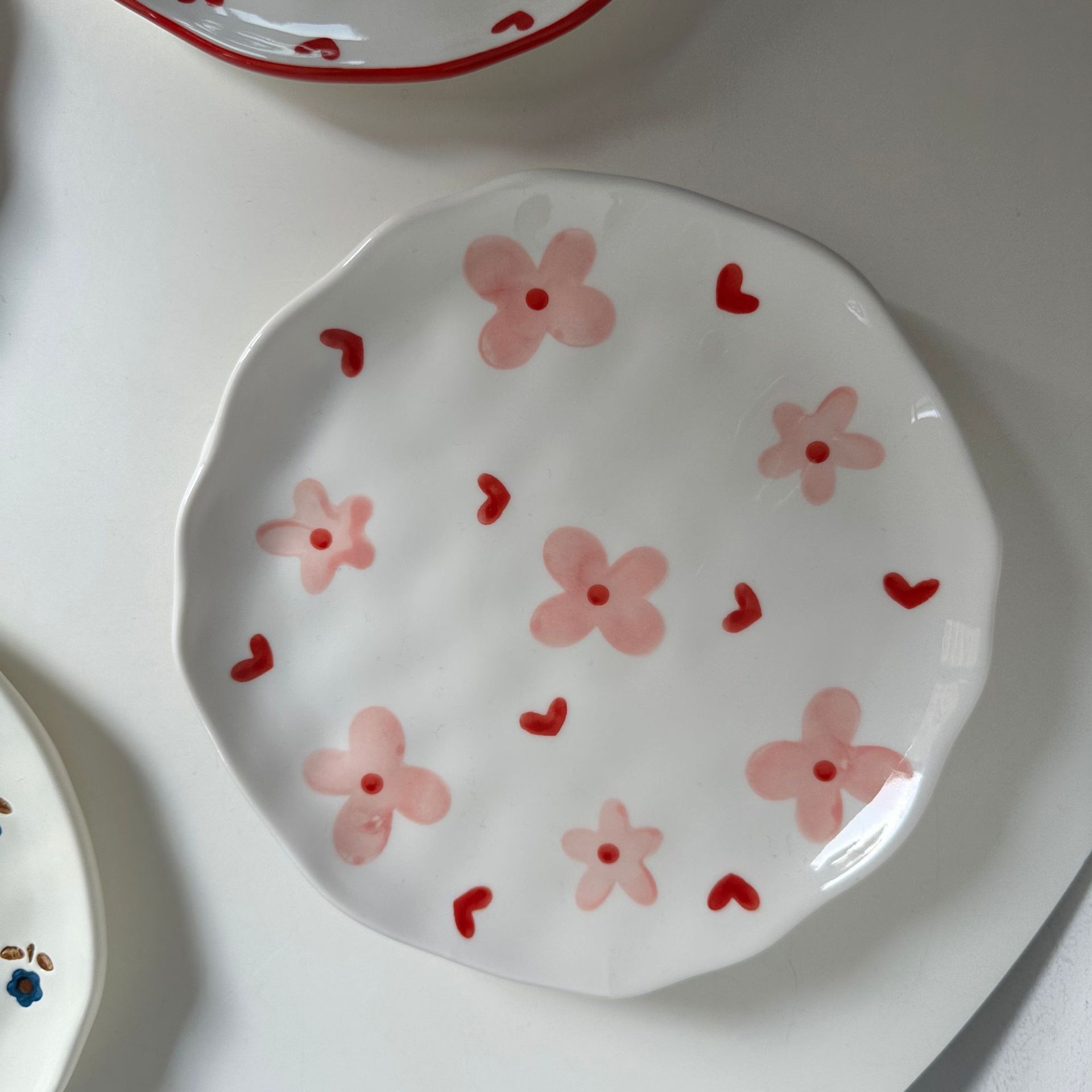 Plato de 8 pulgadas con diseño de flores rosas, hecho a mano.
