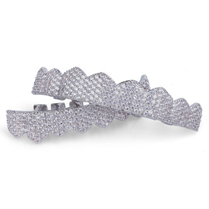 All'ingrosso Hip Hop glassato fuori denti Grillz ottone oro 18K placcato platino Grillz Rapper Body gioielli regalo