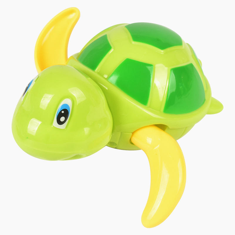 Pequeña tortuga verde jugando en el agua