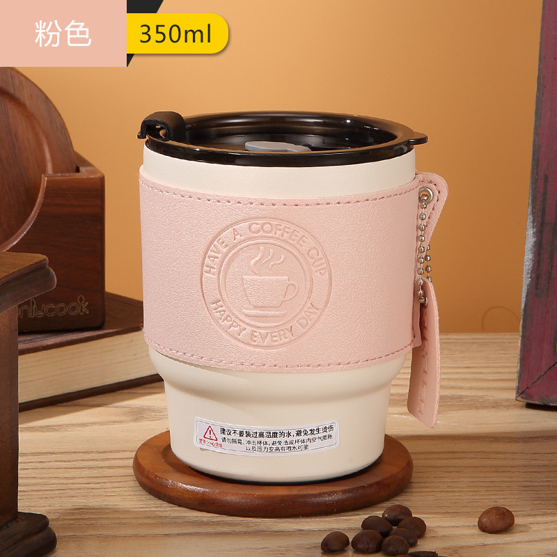 Tasse à café avec poudre de fleurs de cerisier