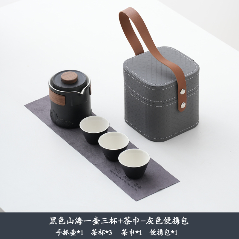 Ensemble montagnes et mer noires, une théière, trois tasses, sac gris