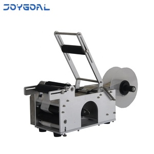 Etichettatrici manuali semi automatiche orizzontali piccole per lattine di vasetti di bottiglie di birra per alimenti rotondi con funzione di codifica - Product Image 1