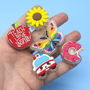 デザイナーピンクレッドハートLEDクロッグ靴チャームカラフルな花動物PVCシリコーンライトLED卸売靴チャームアクセサリーバルク - Product Image 1