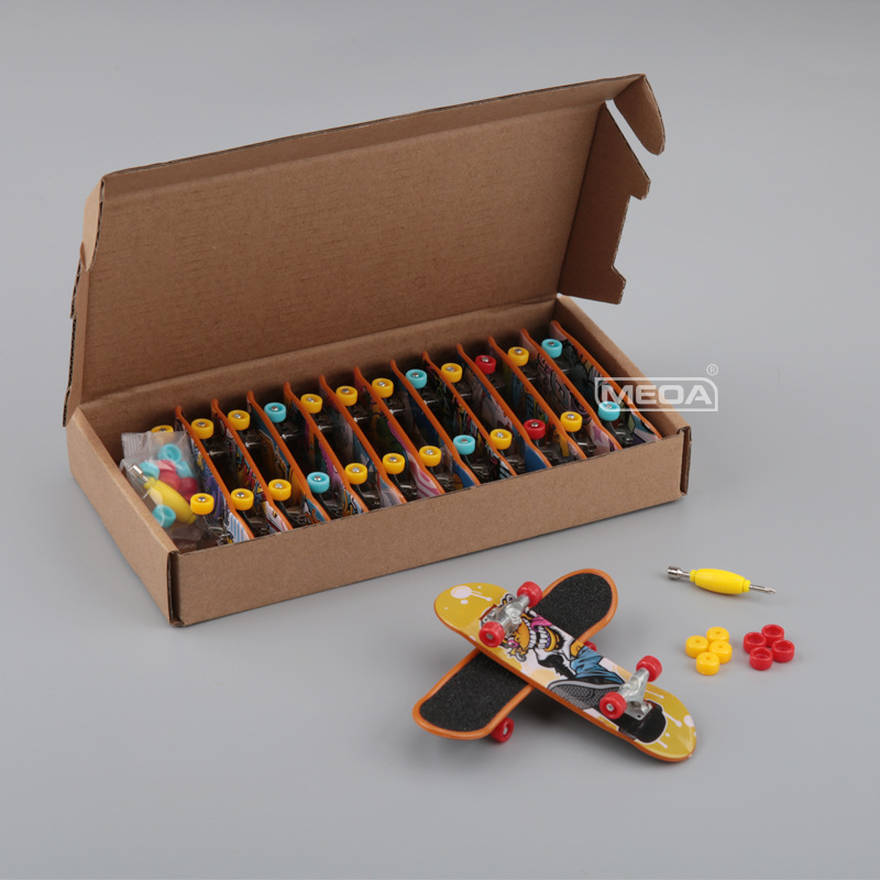 12 skateboard boxed + 8 wheels + screwdriver