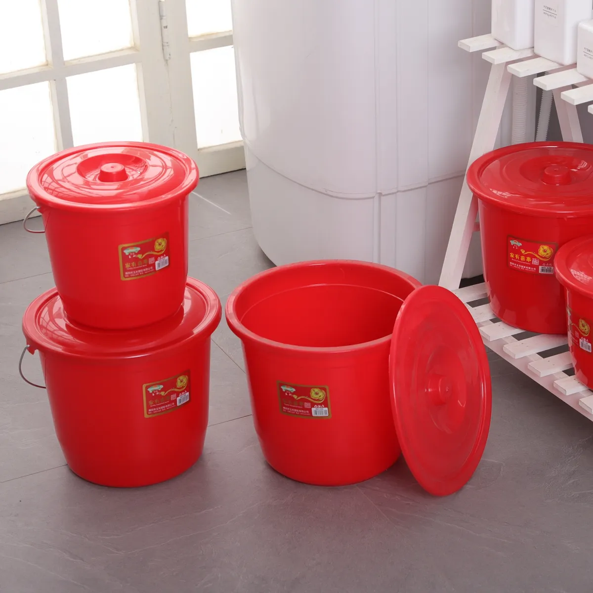 Secchio d'acqua per secchio in plastica rossa da bagno diretto in fabbrica con coperchio