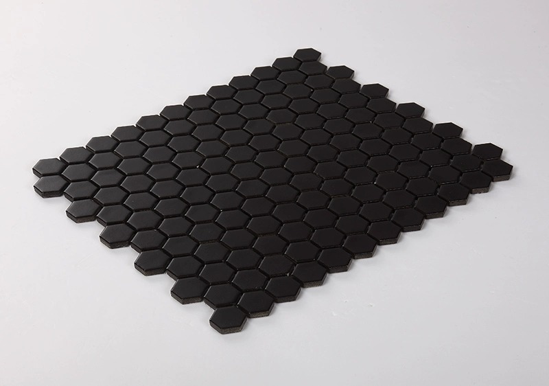 10A small matte black hexagonal particle,13Each/Rice