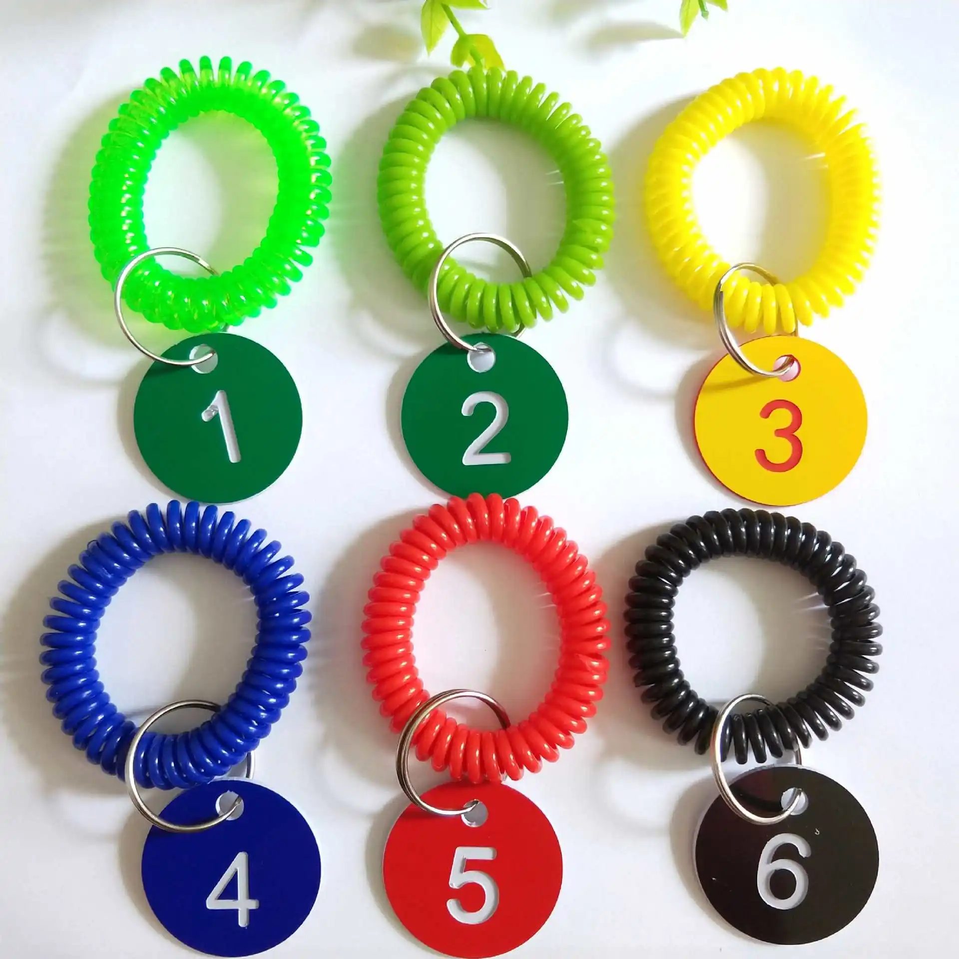 Aangepaste Kleurrijke Veerspoel Spiraal Polsband Met Nummer Tag Armband Polsbandje Sleutelhanger Intrekbare Ring Voor Supermarkt Hotel