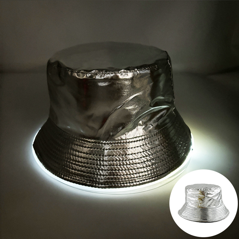Lámpara de charol con base plateada y luz blanca.