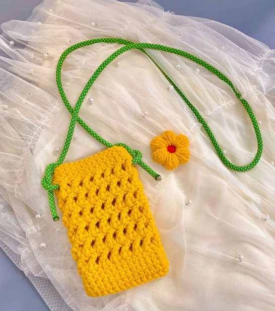 Broche fleur de curcuma finie