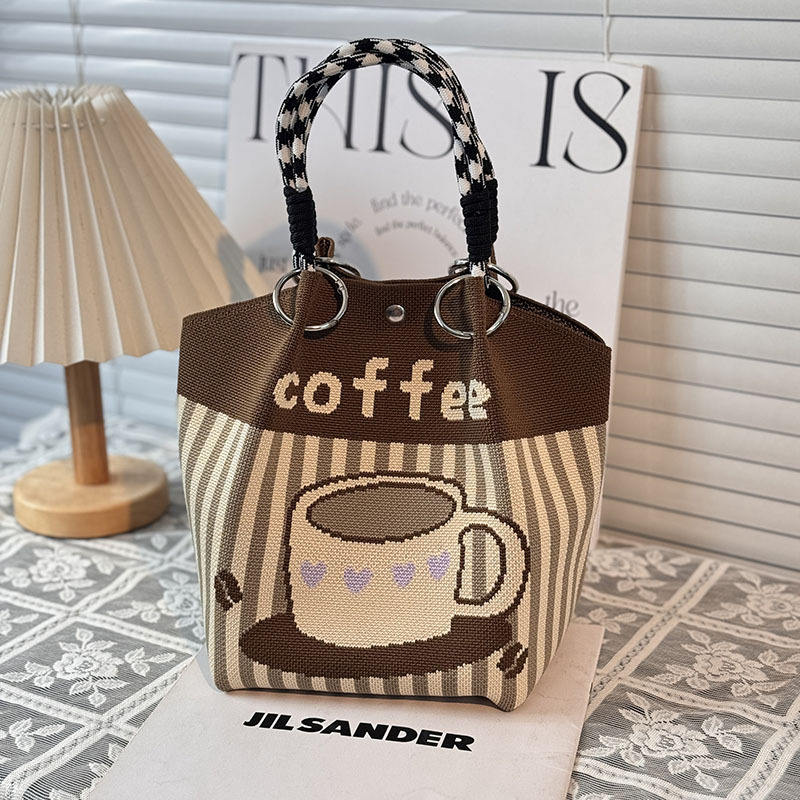 Una taza de café con un anillo.