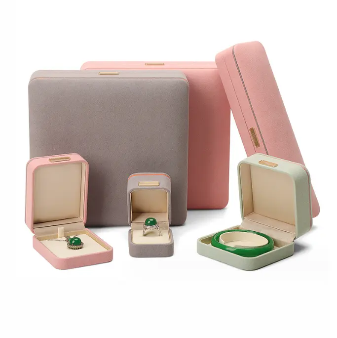 Caja de embalaje de joyería Popular 2023, caja de joyería con impresión personalizada con logotipo, caja de almacenamiento de metal de microfibra para exhibición