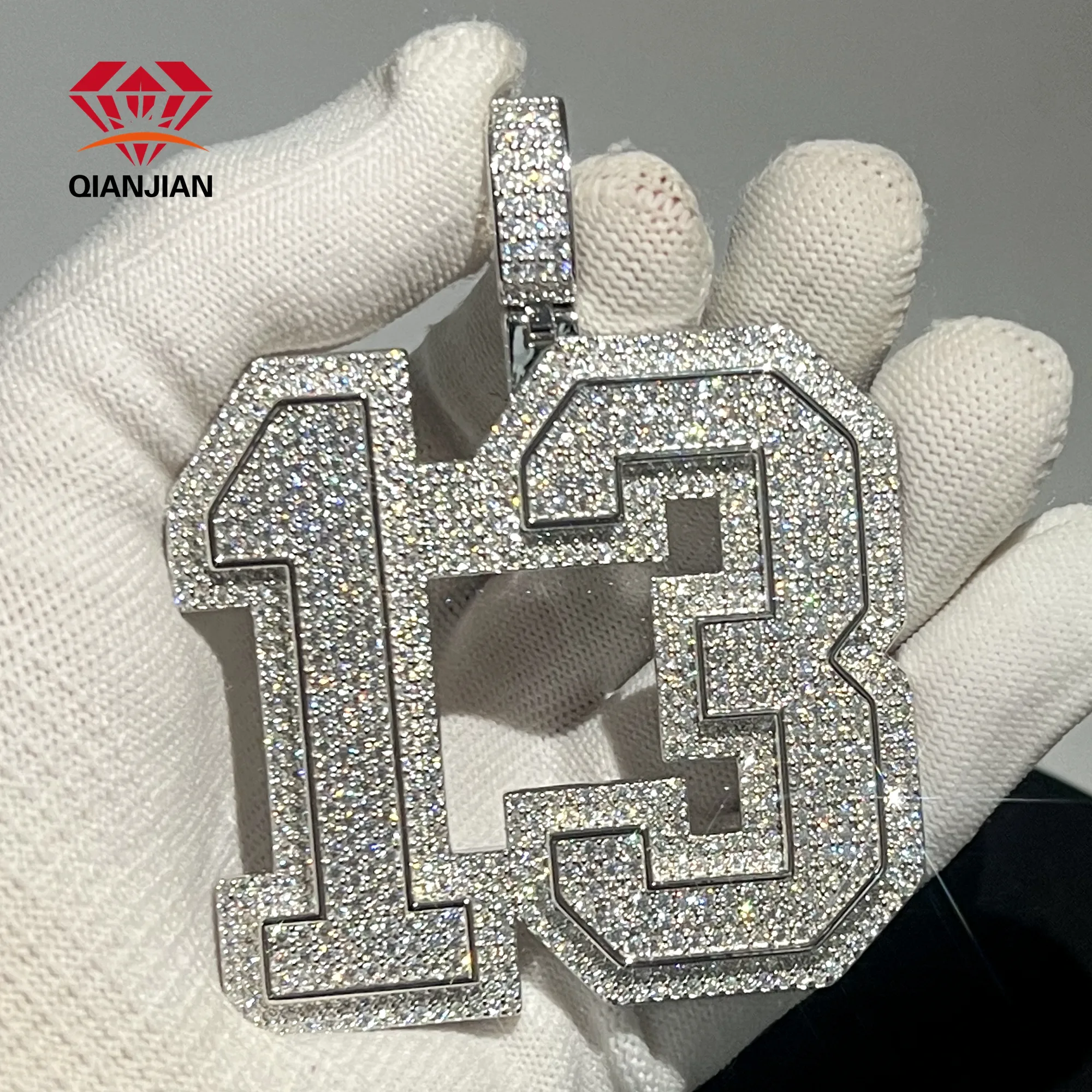 Qianjian उच्च गुणवत्ता 925 चांदी सोना मढ़वाया कस्टम पत्र लटकन Mossanite हीरा पत्थर के साथ