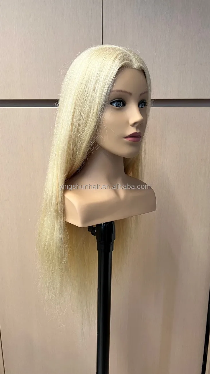 Mannequins à cheveux blonds et épaules dénudées
