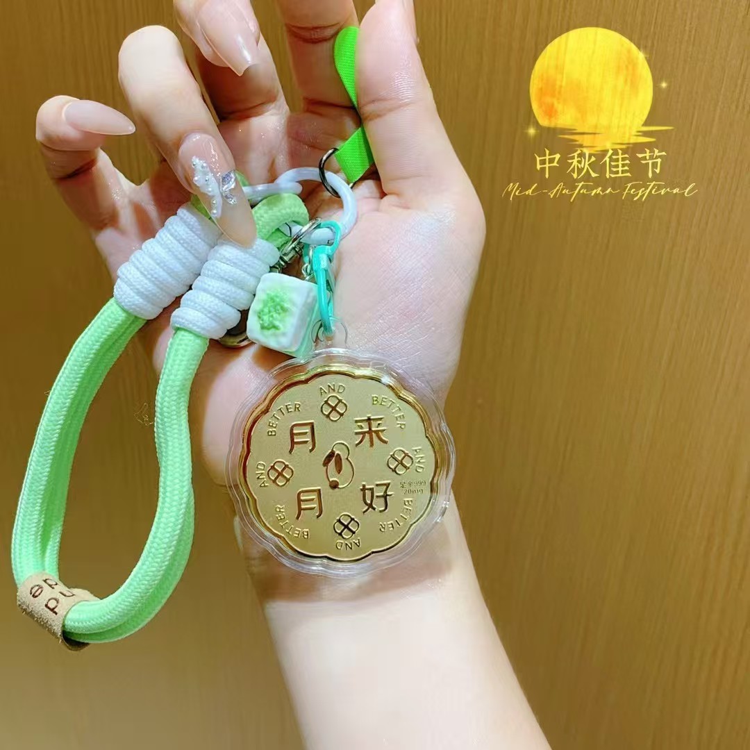Pendentif "Que chaque mois soit bon" avec cordon vert.