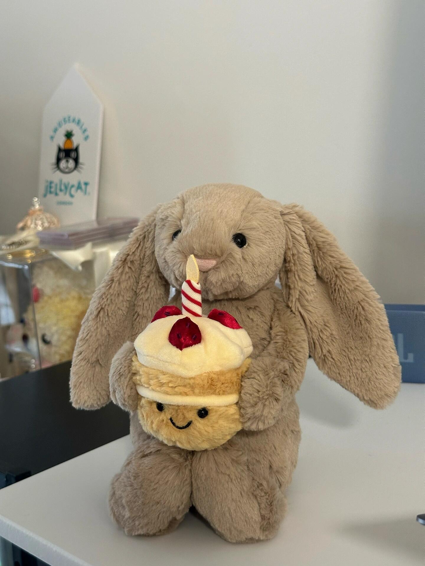 Abrazo pastel de cumpleaños conejito