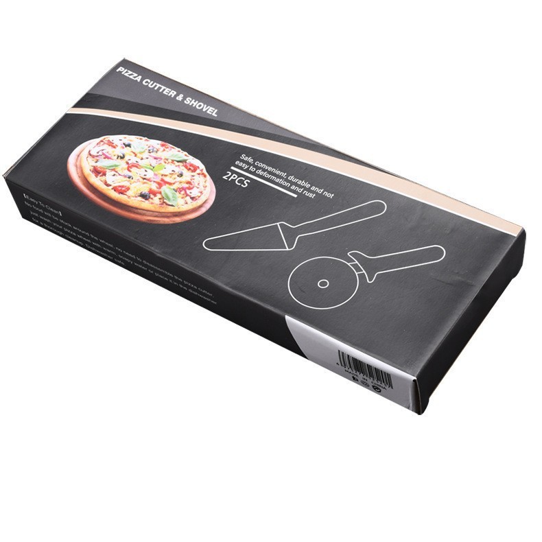 ชุดของขวัญประกอบด้วยที่ตัดพิซซ่าสีดำและพลั่วในกล่องของขวัญ