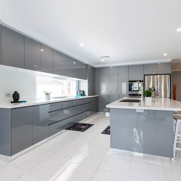 Armoire de cuisine gris brillant