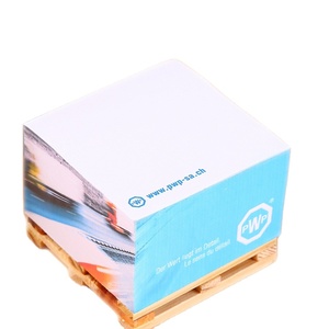 标志印刷的纸立方体粘滞便笺与木托盘 - Product Image 1