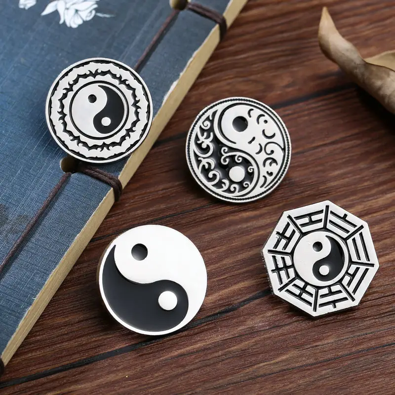 Accessori regalo periferici Yin Yang Bagua smalto distintivo Pin taoista Tai Chi Bagua metallo cinese lucido bianco e nero Feng Shui