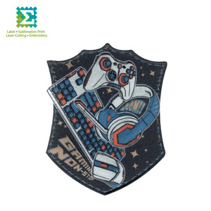 Logo baskılı rozetler ile 2025 yeni stil özel dikmek yamalar karışık sublimasyon kumaşı - Product Image 1