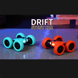 Süpermarket promosyon küçük <span class=keywords><strong>RC</strong></span> 4WD dublör kamyon oyuncak araba çift taraflı uzaktan kumanda içerir USB kablosu