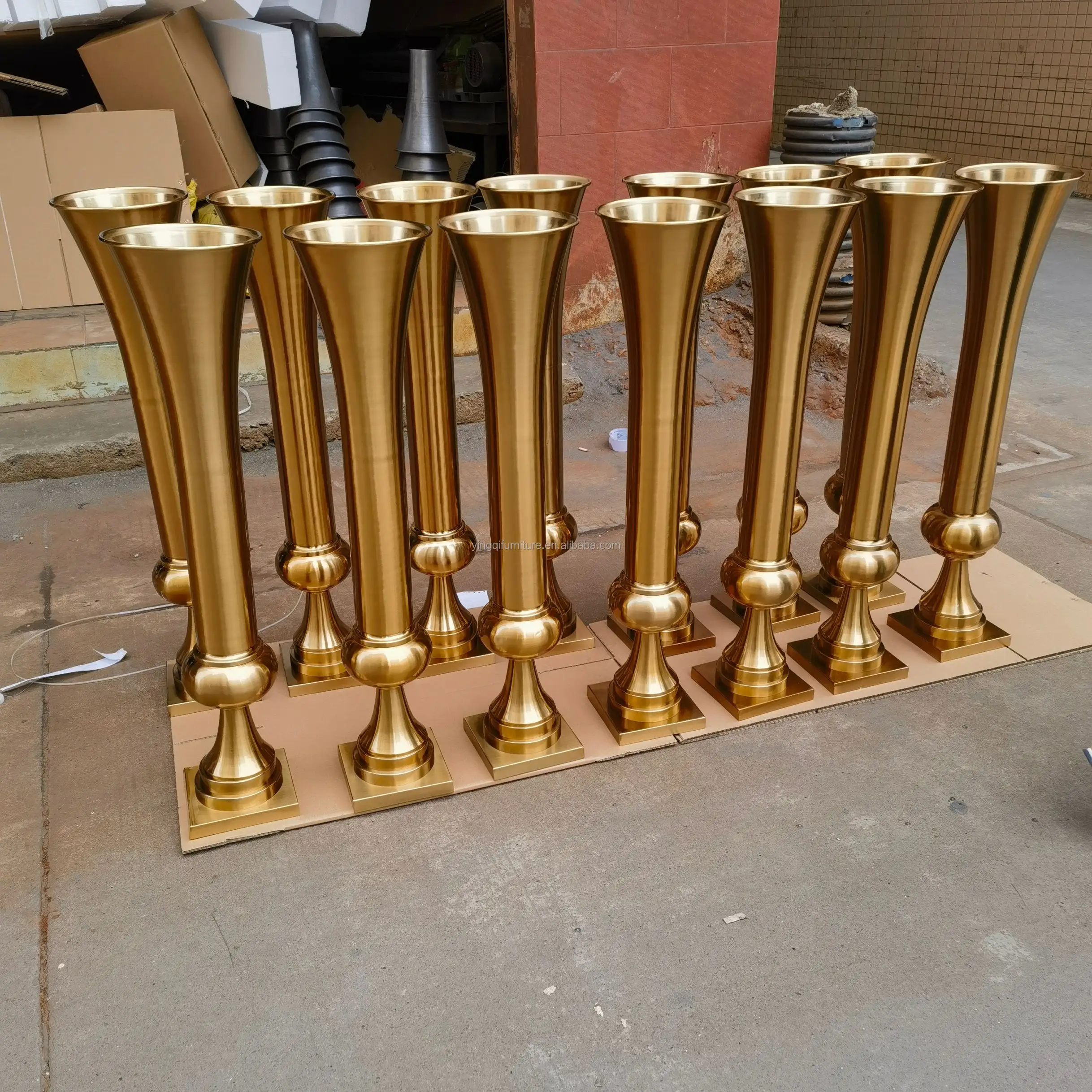 Vases à trompette dorés hauts centres de table pour la décoration de fête de mariage
