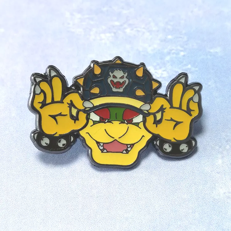 Contoh Gratis Kustom Karakter Anime Desain Lembut Pin Lencana Hijau Bersinar Enamel Kerah Pin untuk Topi