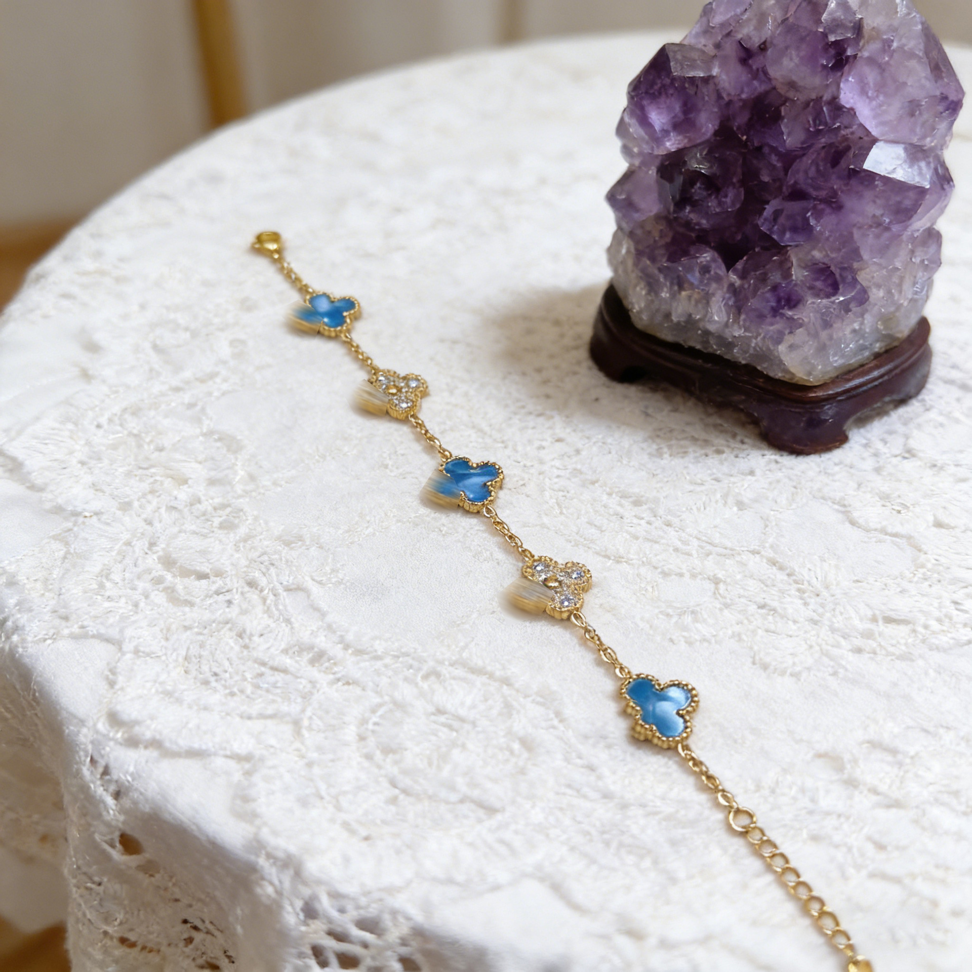 Oro tra il diamante, azzurro chiaro e colorato.