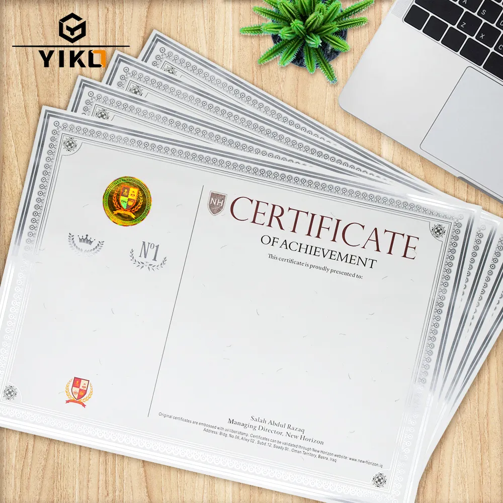 Papier de diplôme universitaire de sécurité personnalisé Anti Fake A4 220gsm Certificat d'obtention du diplôme avec sceau holographique et bordure argentée