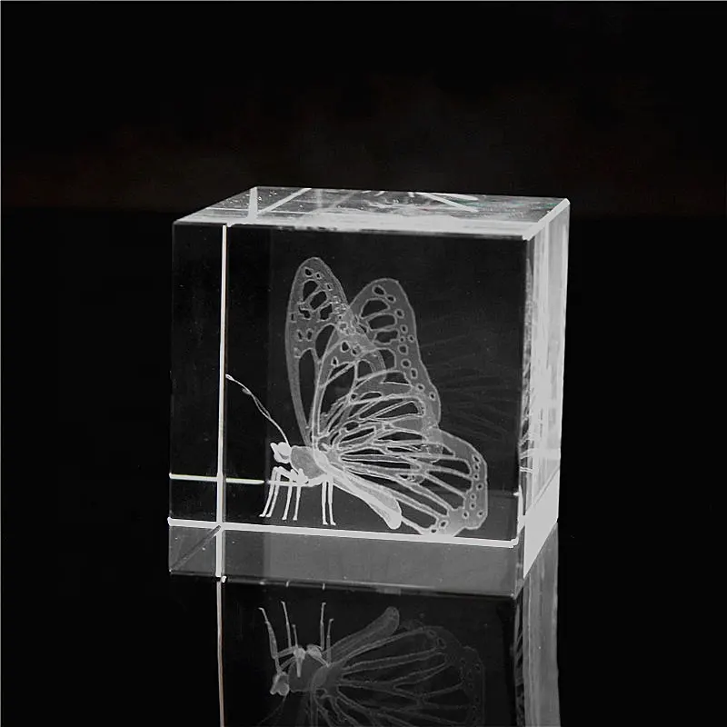 Özelleştirilmiş gravür kristal kelebek Paperweight 3D lazer kazınmış cam küp hatıra hediyeler için