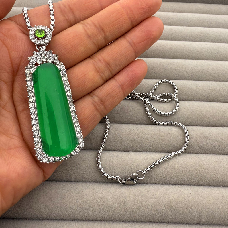 Collar de calcedonia de imitación con diamante verde.
