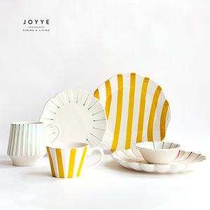 JOYYEシックでモダンなセラミックディナーウェア食器手描きのイエローホワイトラインエンボスストライプディナープレート - Product Image 3
