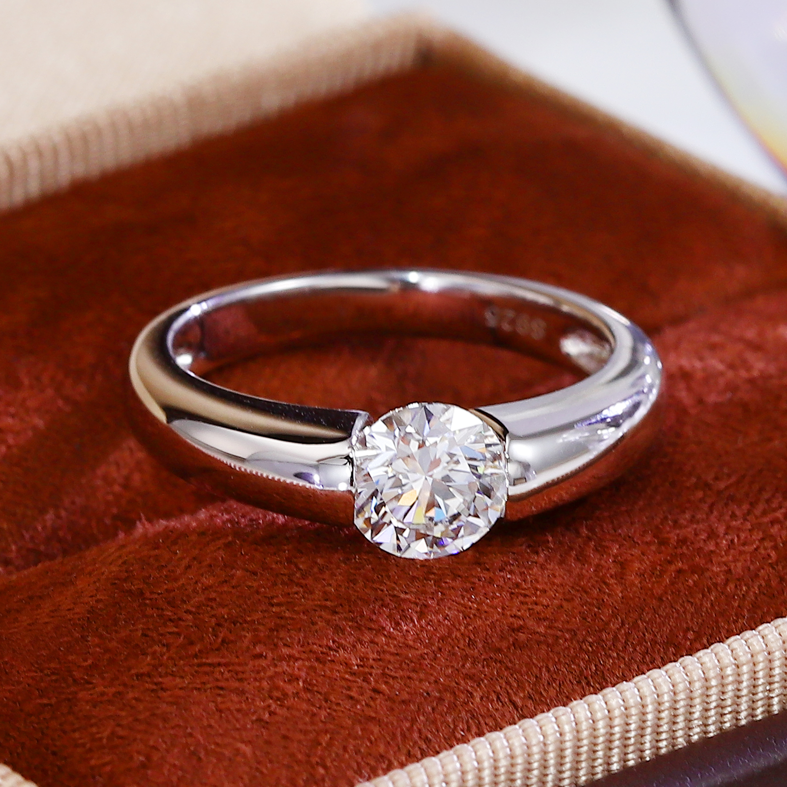 Anillo de oro macizo de 10 quilates con diamante de laboratorio