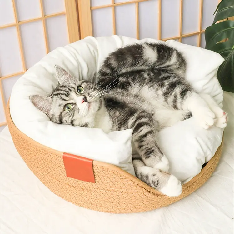 柔らかいクッションが付いているかわいい猫のベッド手織りのバスケットの巣取り外し可能で洗えるクッションが付いている籐のペットベッド、