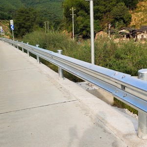 Dökme Safeti emniyet silindiri c sonrası trafik çarpışma demir koruma rayı galvanizli çelik w Metal kiriş otoban korkuluğu bariyer - Product Image 4